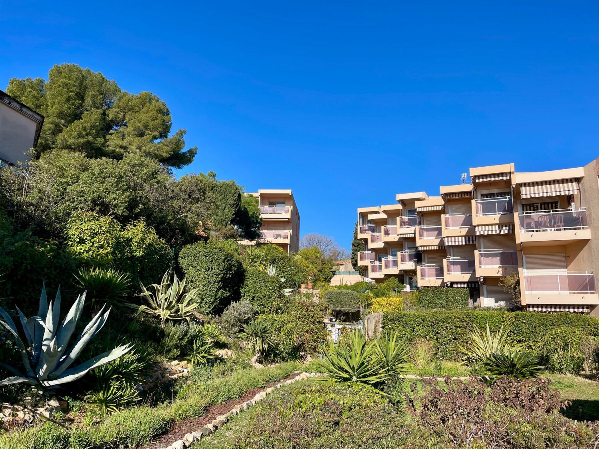 Apartment Proche De La Plage, A 12 Min A Pied Du Port, Place De Parking Bandol